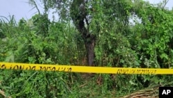 ১৫ সেপ্টেম্বর, ভারতের উত্তর প্রদেশের লখিমপুর খেরি জেলায় দুই কিশোরীর মৃতদেহ ধর্ষণের পর একটি গাছকে ঝুলন্ত অবস্থায় পাওয়া অকুস্থল টেপ ঘিরে রাখা হয়েছে।