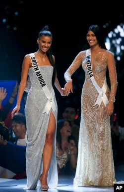 Miss Venezuela Sthefany Gutiérrez (derecha) y Miss South Africa Tamaryn Green son vistas cuando se anunciaba que Green era una de las tres contendientes al título de Miss Universo el 17 de diciembre de 2018 en Bangkok, Tailandia.