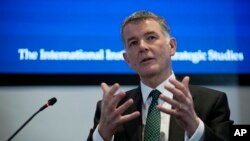 英国军情六处MI6处长里查德·摩尔（Richard Moore）在伦敦演讲后回答听众问题。（2021年11月30日）
