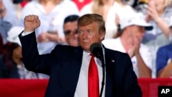 El presidente Donald Trump asegura que el intento de obtener sus declaraciones fiscales es una invasión a su privacidad y un nuevo ejemplo de lo que describe como una "cacería de brujas" de parte de los demócratas para perjudicarlo.