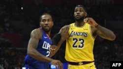 Kawhi Leonard, à gauche, et LeBron James au coude à coude lors d'un match de NBA entre les Los Angeles Clippers et les Los Angeles Lakers, USA, le 22 octobre 2019
