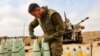 Pripadnik izraelskih artiljerijskih snaga priprema granate, nedaleko od granice Pojasa Gaze, 5. decembra 2023. (Foto: AFP/Gil Cohen-Magen)