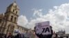 Manifestantes en Bolivia protestan contra la presidenta interina Jeanine Áñez demandando la reactivación de la economía que fue afectada por la pandemia del coronavirus. La Paz, julio 14, 2020.