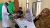 Lokacin da ake tantance wani dan kasar Mauritania a rumfar zabe