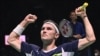 Viktor Axelsen merayakan kemenangannya melawan Zhao Junpeng dari China pada final tunggal putra turnamen bulu tangkis Indonesia Open di Jakarta pada 19 Juni 2022. (Foto: AFP/Adek Berry)
