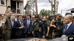 El presidente francés Emmanuel Macron, tercero a la izquierda, el primer ministro italiano Mario Draghi, segundo a la izquierda, y el canciller alemán Olaf Scholz, a la derecha, visitan Irpin, Ucrania, el jueves 16 de junio de 2022