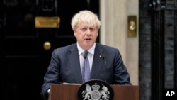 Premye Minis Britanik Boris Johnson pale ak lapres devan biwo li nan 10 Downing Street nan vil Lond, Jedi 7 Jiye, 2022. 