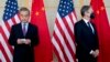 2022年7月9日美国国务卿布林肯(右)和时任中国外交部长王毅在印尼西亚度假胜地巴厘岛的努沙杜瓦出席会议