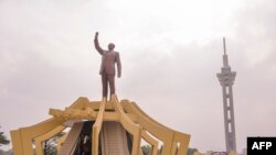 Une vue générale du mausolée du héros de l'indépendance congolais tué Patrice Lumumba à la tour Limete à Kinshasa le 30 juin 2022. (Photo par Arsène Mpiana / AFP)