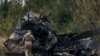 Фото: український військовий біля російського танку, пошкодженого в бою, вересень 2022 року