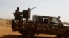Foto ilustrasi yang menunjukkan tentara Nigeria bergerak melewati sebuah area di Kankara, Nigeria, pada 16 Desember 2020. (Foto: AP/Sunday Alamba)