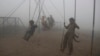 Aire de jeux à Lahore au Pakistan, 11 novembre 2017. (Photo AP/K.M. Chaudary)