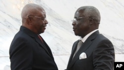 VaDhlakama (kurudyi) nevaimbove mutungamiri weMozambique, VaArnando Guebuza 
