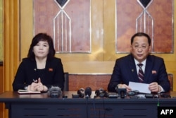 리용호 북한 외무상과 최선희 외무성 제1부상이 지난 2월 베트남 하노이에서 2차 미-북 정상회담 결렬에 대한 북한의 입장을 밝히는 긴급 기자회견을 했다.