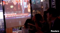 싱가포르에서 첫 미-북 정상회담이 열린 지난 6월 12일 미국 뉴욕 맨해튼 코리아타운의 한 음식점에서 사람들이 관련 TV 뉴스를 보고 있다.