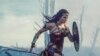 影片《神奇女侠》剧照（ Wonder Woman， 又名《神力女超人》，华纳兄弟公司图片）。这是今年夏天最受期待的大片之一。女导演帕蒂&middot;詹金斯从女性角度出发，塑造了生动的超级女英雄亚马逊公主戴安娜&middot;普林斯。戴安娜为舍弃天堂岛，投身战争，以战止战。扮演公主的盖尔&middot;加多是以色列模特，还曾经在以色列部队里担任格斗教练。克里斯&middot;潘恩出演男配角史蒂夫&middot;特雷弗上校，竭尽全力让神力女超人魅力四射。如果《神奇女侠》是为了展示女性魅力的话，那么盖尔&middot;加多做得相当到位。