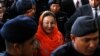 រូបឯកសារ៖ ​អ្នកស្រី Rosmah Mansor ភរិយា​របស់​អតីត​នាយករដ្ឋមន្ត្រី​ម៉ាឡេស៊ីលោក Najib Razak ពេលចូលបង្ហាញខ្លួននៅតុលាការក្នុងទីក្រុងគូឡាឡាំពួរ ប្រទេសម៉ាឡេស៊ី កាលពីថ្ងៃទី៤ ខែតុលា ឆ្នាំ២០១៨។