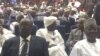 Au premier plan, deux anciens premiers ministres Emmanuel Nadigar en costume et Kalzeubé Pahimi, N'Djamena, Tchad, le 24 mars 2018. (VOA/André Kodmadjingar)