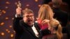 ផលិតករ Guillermo del Toro ជ័យលាភី​នៃ​ពានរង្វាន់​អូស្ការ​ផ្នែក​អ្នក​ដឹកនាំ​រឿង​ល្អ​ជាង​គេ​សម្រាប់​រឿង The Shape of Water អបអរ​កាល​ពី​ថ្ងៃ​អាទិត្យ ទី​៤ ខែ​មីនា ឆ្នាំ​២០១៨។