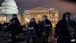 Les autorités évacuent les manifestants du Capitole américain, mercredi 6 janvier 2021, à Washington. 