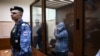 Аминчон Исломов в камере подсудимого в ожидании слушания о его предварительном заключении в Басманном районном суде Москвы 25 марта, 2024 год