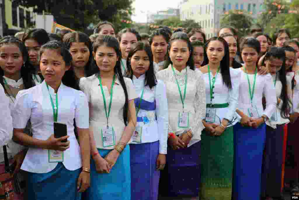 អ្នកចូលរួមក្នុងទិវាបុណ្យឯករាជ្យជាតិថ្ងៃទី ៩ វិច្ឆិកា ឆ្នាំ២០១៩ នៅរាជធានីភ្នំពេញ។ (ហ៊ុល រស្មី/VOA) 