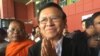 លោក​ កឹម សុខា​ ប្រធានគណបក្ស​សង្គ្រោះជាតិ​ ជម្រាប​សួរ​អ្នកគាំទ្រ​គណបក្ស​នៅ​អាកាសយាន​ដ្ឋាន​អន្តរជាតិ​ភ្នំពេញ​ បន្ទាប់​ពី​លោក​បាន​វិល​ត្រឡប់​ពី​សហរដ្ឋអាមេរិក​វិញ​ កាលពី​ថ្ងៃ​ទី​១៦​ ខែ​ឧសភា​ ឆ្នាំ​២០១៧។ (ហ៊ុល រស្មី/VOA)