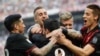 Suso de l’AC Milan, au centre, jubile avec ses coéquipiers Jose Sosa, à gauche, Gerard Deulofeu, Juraj Kucka et Mario Pasalic, après avoir ouvert la marque au cours d’un match entre l’AC Milan et Palermo au stade San Siro à Milan, Italie, 9 avril 2017.