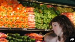 由于美国的食品非常丰富，又比较便宜，人们浪费了四分之一的食品