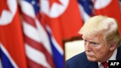 도널드 트럼프 미국 대통령이 지난 6월 판문점 회동에서 김정은 북한 국무위원장의 발언을 듣고 있다.