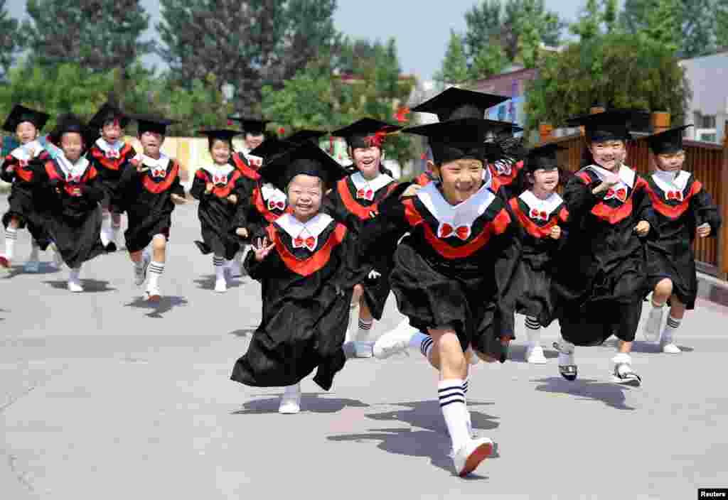 河北邯郸一所幼儿园的小朋友们穿学袍参加毕业典礼（2017年6月20日）