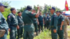 សកម្មភាពនគរបាលខេត្តកណ្តាល ត្រួតពិនិត្យតំបន់ព្រំដែនដែលយោធាវៀតណាមបានបោះតង់នៅលើតំបន់ដែលមិនទាន់មានភាពឯកភាពគ្នា កាលពីថ្ងៃទី២៦ ខែមេសា ឆ្នាំ២០២០។ (រូបថតដោយស្នងការដ្ឋាននគរបាលខេត្តកណ្តាល)