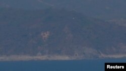 한국 서해 연평도에서 바라본 북한 해안포 진지. (자료사진)