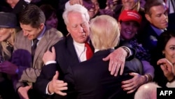 រូបឯកសារ៖ លោក Robert Trump ឱប​បងប្រុស​របស់​លោក គឺ​លោក​ប្រធានាធិបតី Donald Trump ខាង​គណបក្ស​សាធារណរដ្ឋ ដែល​ទើប​នឹង​ជាប់​ឆ្នោត កាល​ពី​ថ្ងៃ​ទី៩ ខែវិច្ឆិកា ឆ្នាំ​២០១៦។
