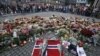 Flores deixadas num memorial às vítimas do pior ataque em Oslo, capital norueguesa, e ao campo de jovens políticos