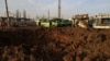 Кратер после удара российской ракеты по комплексу склада общественного транспорта в Харькове, Украина, 20 декабря 2023 года. REUTERS/Sofiia Gatilova