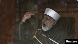 څيړونکو پوښتنې راپورته کړي چې کومې په اربونو روپۍ دډاکټر قادري له لوري په دغه مارچ لگول شوي يا لگول کيږي هغه دکوم ځايې څخه راغلي او دپاکستان او کينيډا غبرگ وگړتوب لرونکى طاهرالقادري دچا په ايجنډا کار کوي