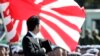 日本首相安倍晋三在东京检阅日本自卫队。（2013年10月27日资料照）