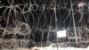EE.UU. ha reforzado con alambre de púas y efectivos armados el punto fronterizo de San Ysidro, entre Tijuana y San Diego, ante la llegada de miles de migrantes centroamericanos. (Foto: Celia Mendoza-VOA)