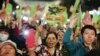台湾民进党主席蔡英文的支持者在台北的竞选集会上欢呼（2020年1月10日）。