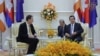 លោក ហ៊ុន សែន ជួប​ជាមួយ​នឹង​លោក George Edgar (ឆ្វេង) ដែល​ជា​ឯក​អគ្គរដ្ឋ​ទូត​សហភាព​អឺរ៉ុប​ដែល​ផុត​អាណត្តិ ភ្នំពេញ ថ្ងៃ​ទី​១៩ ខែសីហា ឆ្នាំ២០១៩៕ (រូបថត​ដកស្រង់​ពី​ទំព័រ​ហ្វេសប៊ុក​ផ្លូវការ​របស់​លោក ហ៊ុន សែន)
