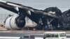 日本官员在羽田机场查看被烧毁的日本航空的空客客机的残骸。（2024年1月3日） 