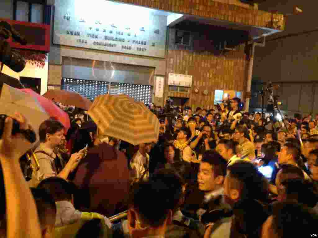 8点半左右,示威者手举雨伞再次冲击警方防线,警方则狂喷辣椒喷剂还击。警方调派大批警员增援,并将配备防暴头盔的警员派至一线与示威者对峙。警方不断呼吁示威者保持冷静,不要冲击警方防线,要求示威者尽快离开。