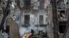 ARCHIVO - Los rescatistas trabajan en el lugar de un edificio de apartamentos alcanzado por un ataque con misiles rusos, en medio del ataque de Rusia a Ucrania, en Kryvyi Rih, región de Dnipropetrovsk, Ucrania, el 11 de noviembre de 2024.