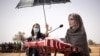 L'actrice américaine Angelina Jolie, envoyée spéciale du Haut-Commissariat des Nations Unies pour les réfugiés (HCR), fait une déclaration à Goudebo, un camp qui accueille plus de 11 000 réfugiés maliens dans le nord du Burkina Faso, à l'occasion de la Jo