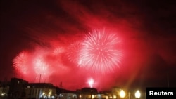 Fireworks explode above Sidi Fredj beach during the celebration of the 50th anniversary of Algerian independence from France, which occupied Algeria for 132 years, in Algiers, July 5, 2012. 