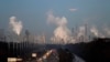 Las emisiones mundiales de dióxido de carbono que atrapan el calor relacionadas con la energía se mantuvieron estables el año pasado, con descensos en los países ricos que compensaron un aumento en las naciones pobres, según datos publicados el martes.