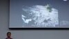 Ông Shinichiro Sakai, thuộc Cơ quan thám hiểm hàng không vũ trụ Nhật Bản (JAXA), ngồi trước màn hình chiếu hình ảnh do LEV-2 chụp trên mặt trăng, trong cuộc họp báo tại Tokyo, Nhật Bản, ngày 25/1/2024.