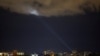 Tentara Ukraina menggunakan lampu sorot untuk mencari drone-drone di langit Kota Kyiv, di tengah invasi Rusia ke Ukraina, 8 Mei 2024. (Foto: Gleb Garanich/Reuters)