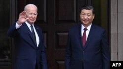 美国总统拜登在加州费罗丽庄园与到访的中国国家领导人习近平共同向媒体致意。（2023年11月5日）